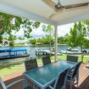 noosa-entrance-waterfront-resort.queenslandhotels.net/